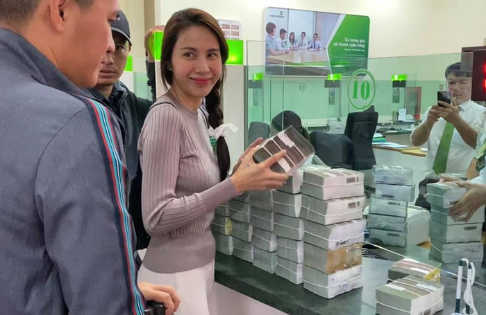 Từ giữa tháng 10/2020, Thủy Tiên bắt đầu kêu gọi quyên góp và trực tiếp mang tiền từ thiện đến trao cho người dân vùng lũ miền Trung. Tổng số tiền quyên góp vào quỹ của nữ ca sĩ lên đến hơn 178 tỷ đồng.