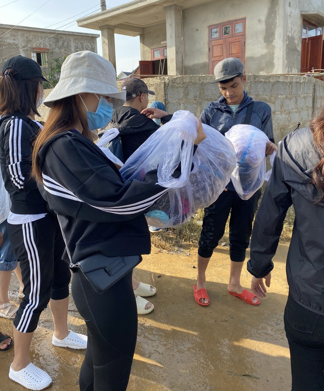  ...đến Quảng Bình để hỗ trợ người dân vùng lũ.