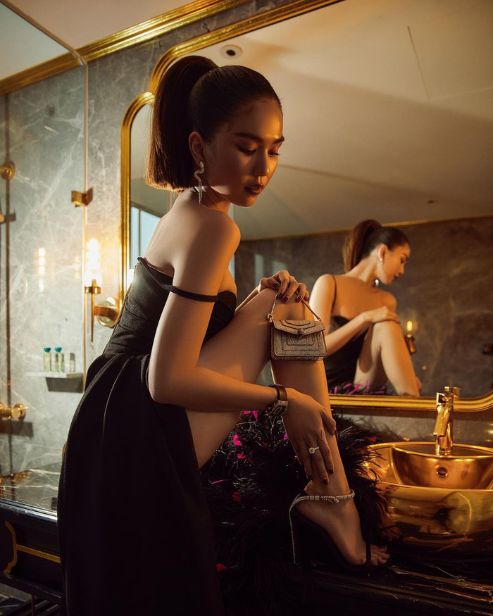 Bối cảnh đơn giản như càng làm nổi bật vẻ đẹp bốc lửa với làn da mịn không tì vết của người đẹp.