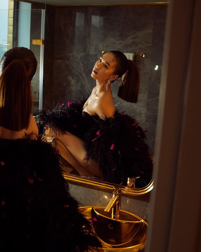 Nữ người mẫu chọn lối make up cổ điển, kết hợp với kiểu tóc đuôi ngựa giúp cô mang vẻ đẹp pha trộn giữa cổ điển và hiện đại.