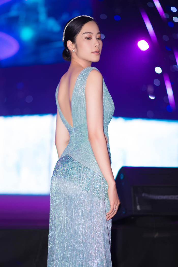 Bộ cánh khoe được tấm lưng ong nõn nà, cô còn tinh tế sử dụng vòng cài đầu đính đá nhằm tạo nên tổng thể hoàn hảo. 