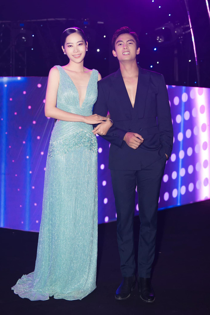 Tuy nhiên, có người nhận định, Nam Em kém sắc hơn Ninh Dương Lan Ngọc một chút do sở hữu vòng 1 'khiêm tốn', không tôn được chi tiết xẻ sâu tuyệt đẹp. 