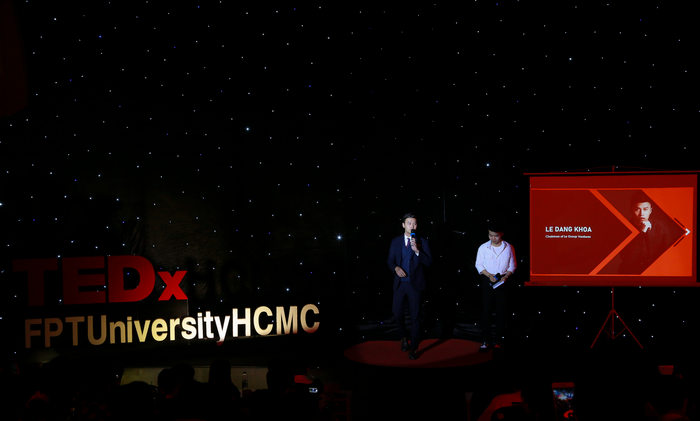 Shark Khoa (Lê Đăng Khoa) chia sẻ câu chuyện về khởi nghiệp với sinh viên Đại học FPT. 