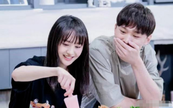 Cánh truyền thông tập trung trước cửa tòa án để chụp được bóng dáng của Trịnh Sảng Ảnh 2