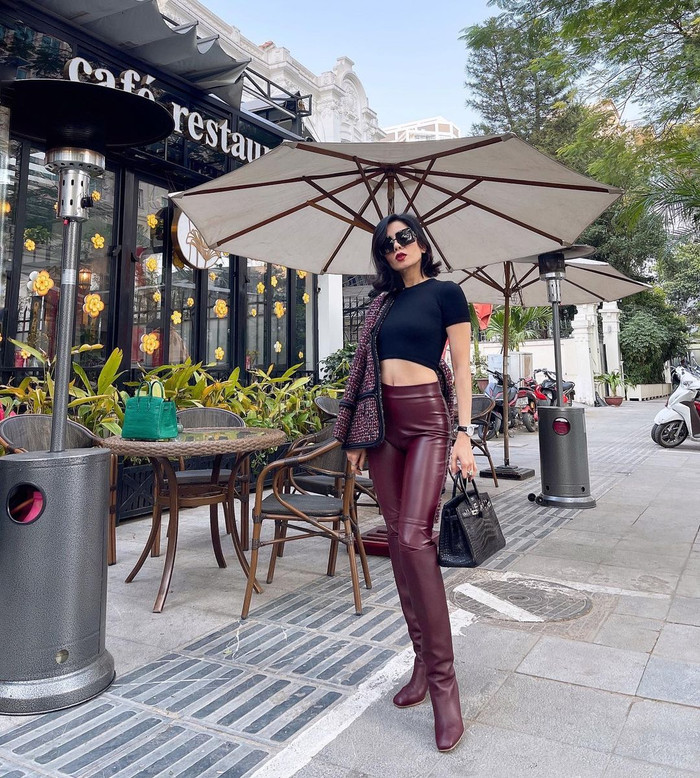 Phải can đảm và sở hữu hình thể quyến rũ lắm, Lệ Quyên mới dám thả dáng trong bộ cánh này. Bởi lẽ, nếu không cẩn thận, trang phục chắc chắn sẽ làm người mặc lộ hết khuyết điểm. 