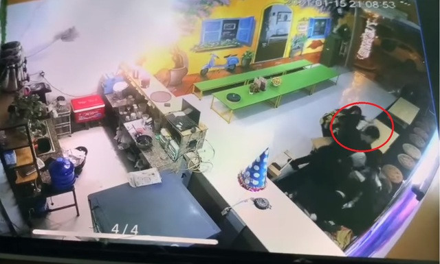 Người phụ nữ chỉ biết ôm con chịu trận.