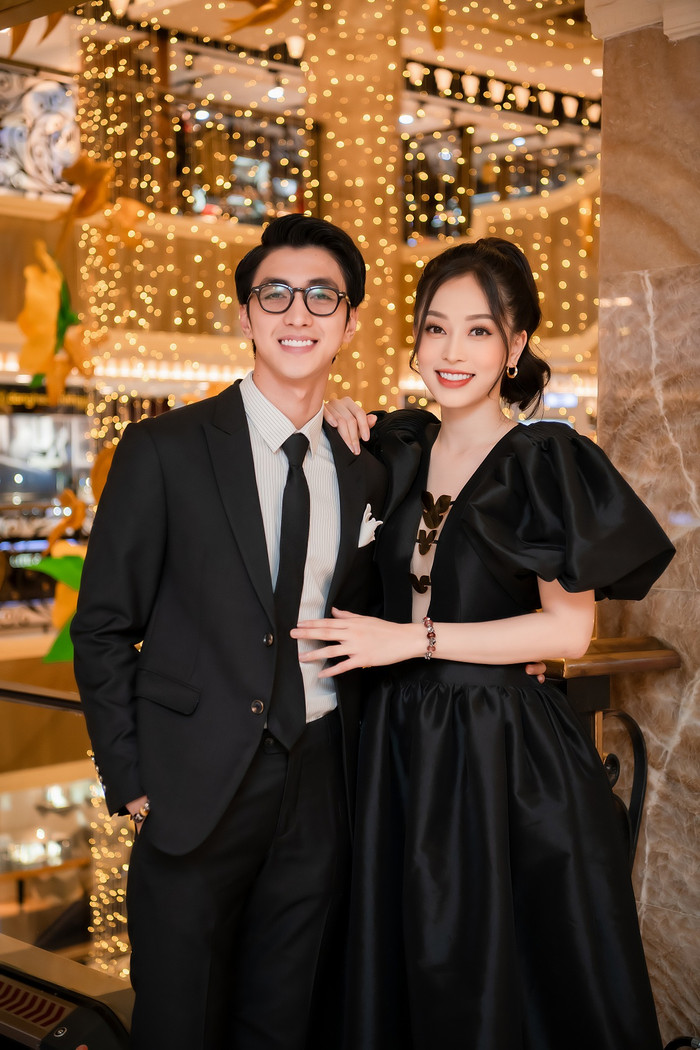 Bình An và Phương Nga đều chọn tông gam màu đen là chủ đạo 