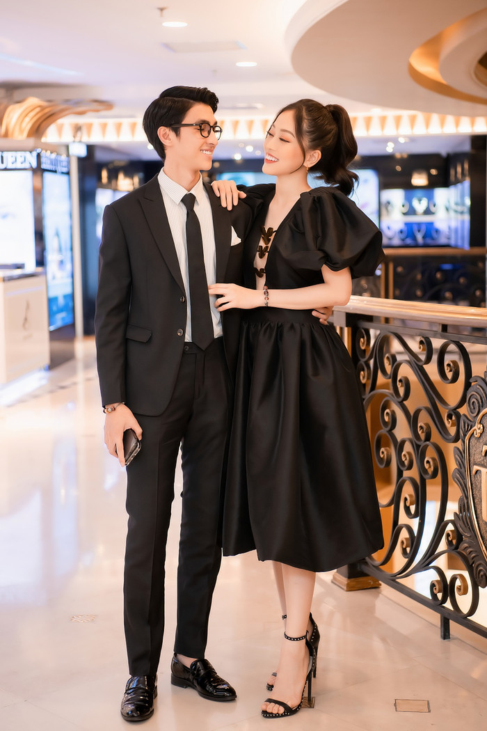 Á hậu Phương Nga chọn thiết kế váy đen tay phồng với nổi bật với hàng xích bướm ngang ngực còn Bình An thì diện bộ suit bảnh bao 