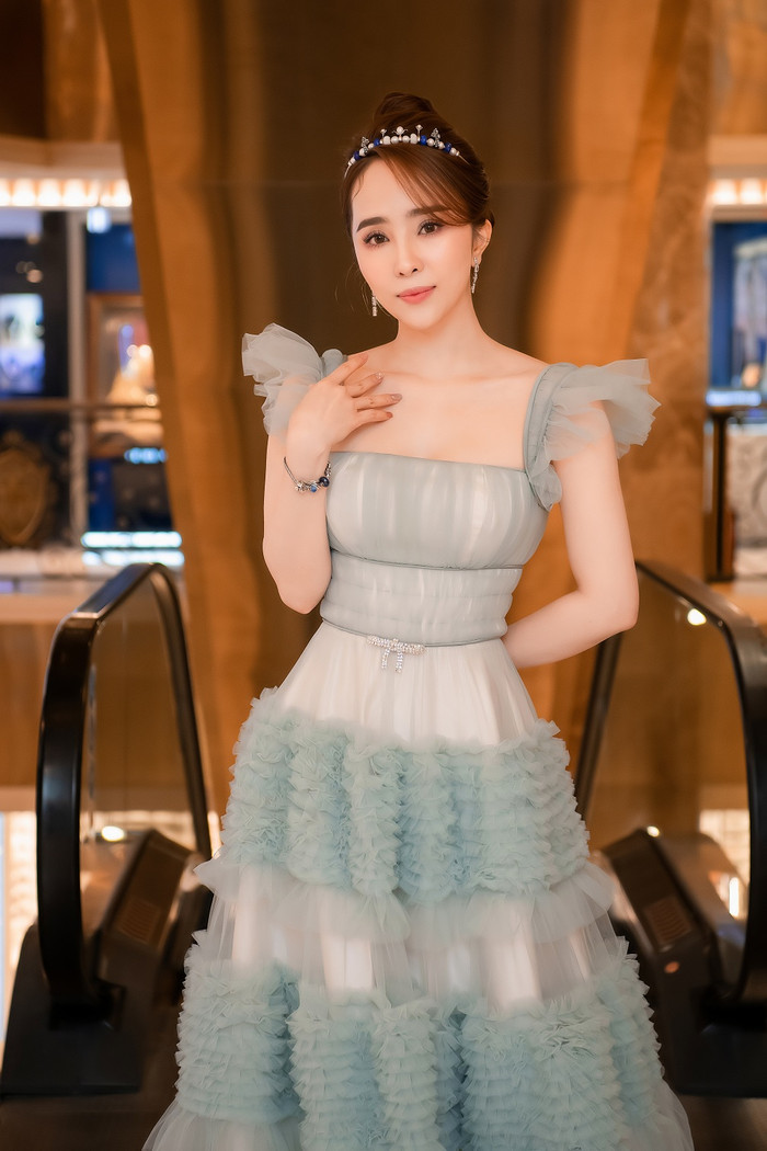 Được biết, 'cá sấu chúa' Quỳnh Nga còn chọn phụ kiện vương miện cài tóc trị giá gần cả trăm triệu đồng