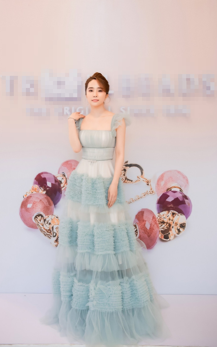 Quỳnh Nga trong bộ váy xanh pastel xuyên thấu ngọt ngào 