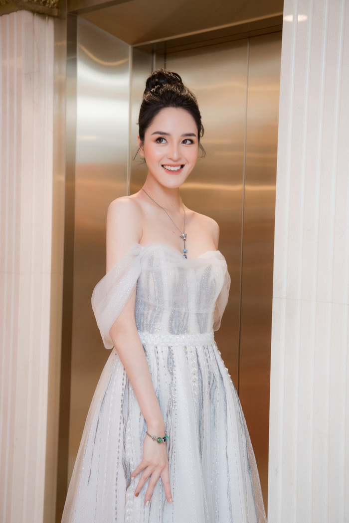 Á hậu Hoàng Anh vô cùng xinh đẹp trong kiểu váy trắng trễ vai 