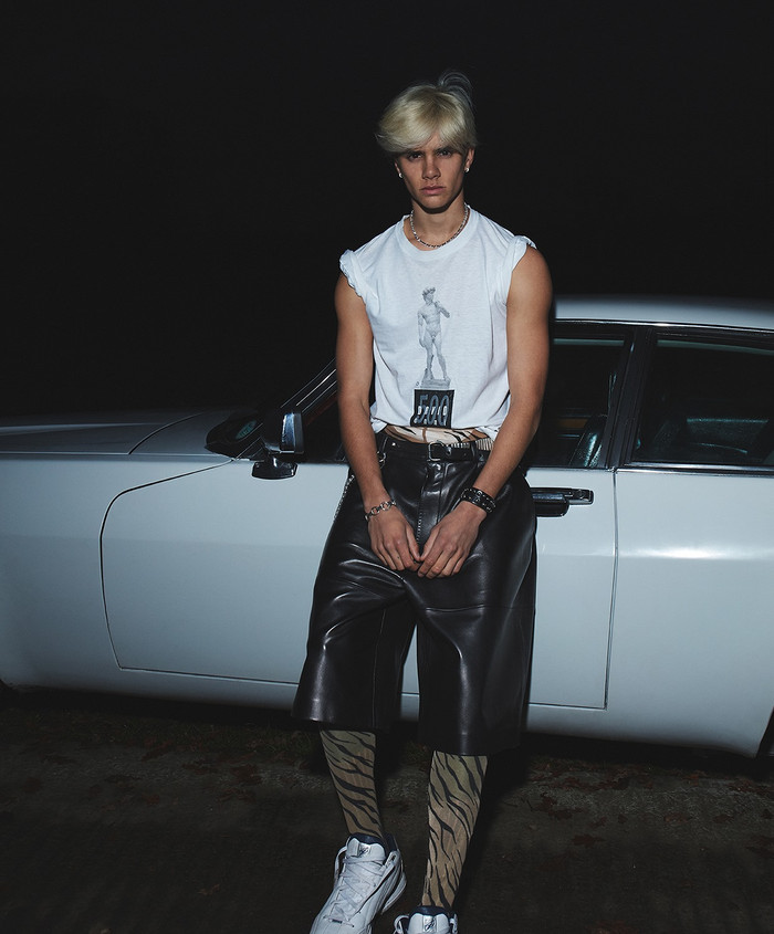 Cậu con trai thứ hai của David Beckham và NTK Victoria Beckham ngày càng trổ mã và đẹp trai, cậu bé được ví như phiên bản  thứ hai của ông bố cầu thủ 