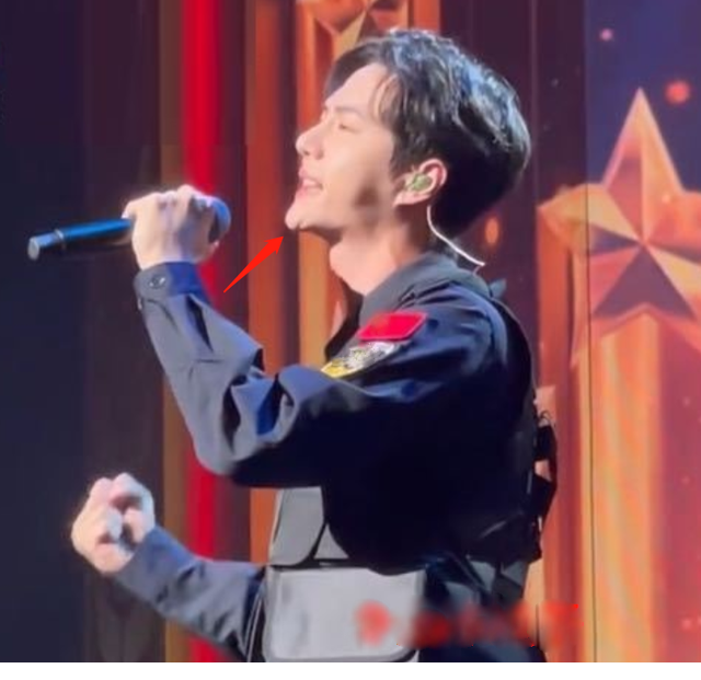 Cằm của Vương Nhất Bác có điểm lạ, nhìn 'đáng sợ' như của Kim Thần? Ảnh 6