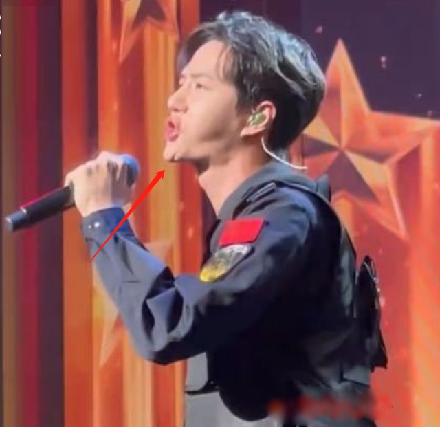 Cằm của Vương Nhất Bác có điểm lạ, nhìn 'đáng sợ' như của Kim Thần? Ảnh 5