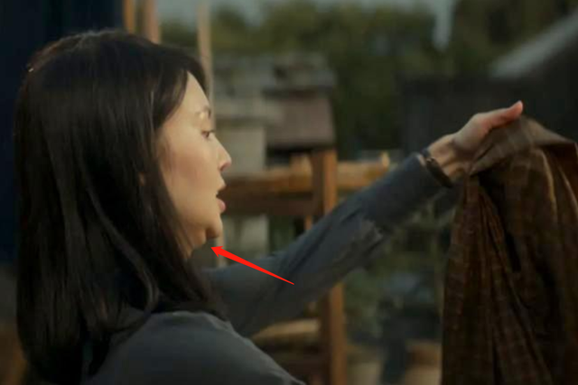 Cằm của Vương Nhất Bác có điểm lạ, nhìn 'đáng sợ' như của Kim Thần? Ảnh 8