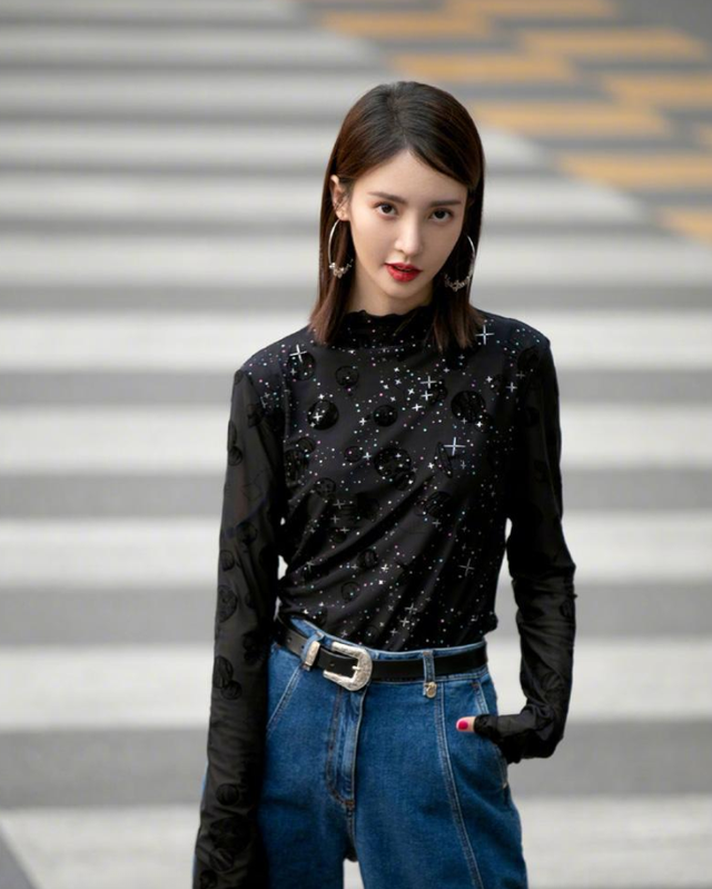 Cằm của Vương Nhất Bác có điểm lạ, nhìn 'đáng sợ' như của Kim Thần? Ảnh 9