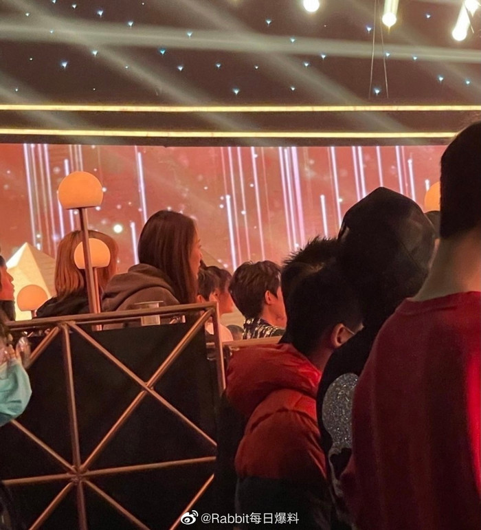 Top trending: Vương Tuấn Khải ngồi cạnh Vương Nguyên, Ngô Diệc Phàm đẹp xuất thần Ảnh 3