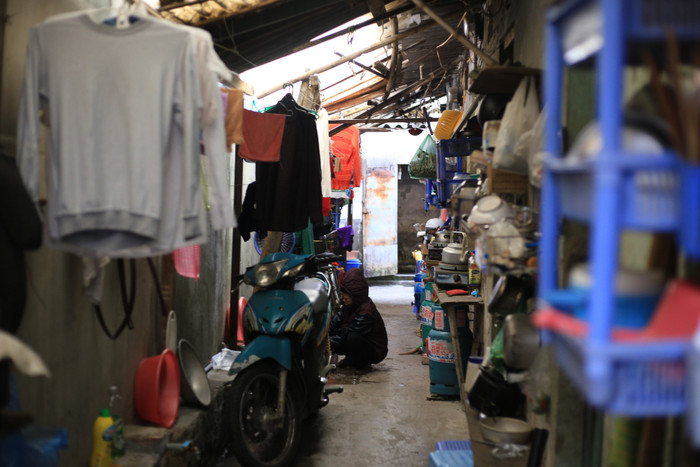 Khu nhà trọ lụp xụp lạnh lẽo là nơi những người dân chạy thận sinh sống.