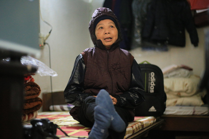 Trời rét nên bà Sự không dám ra ngoài.