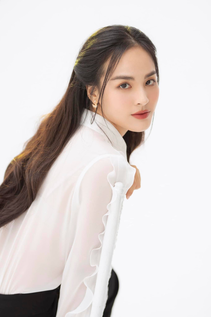 Miss Charm 2021 được tổ chức tại Việt Nam. Với lợi thế 'sân nhà', fan kỳ vọng Quỳnh Nga sẽ về đích với vị trí thứ hạng cao.