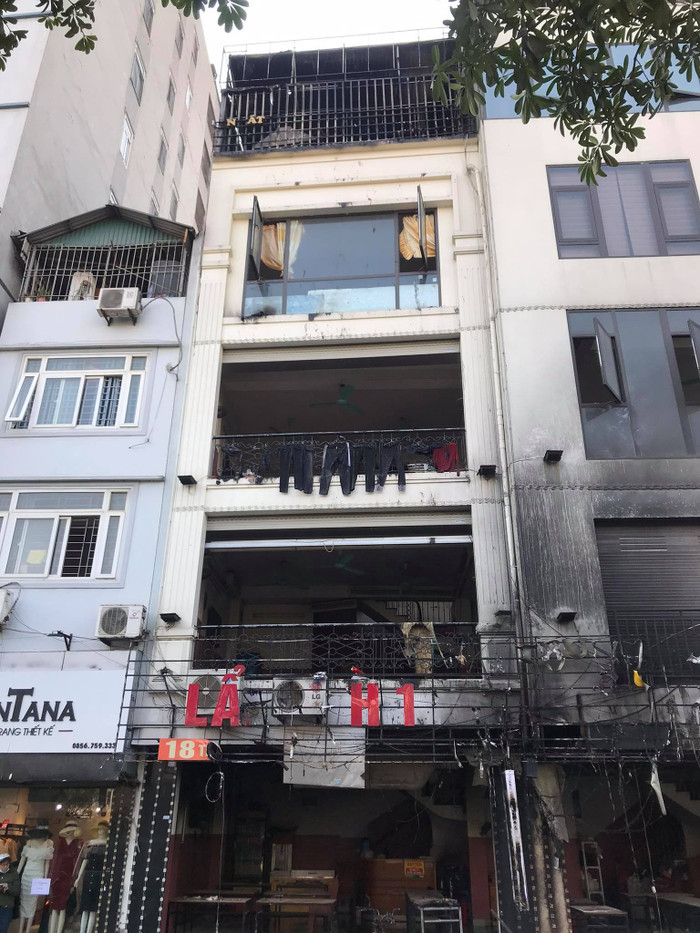 Quần áo phơi ngoài ban công cũng bị thiêu rụi