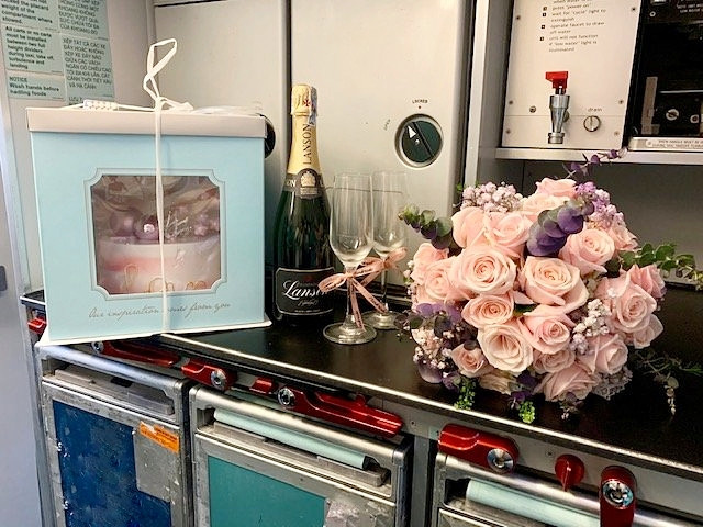 Những món quà bất ngờ được Vietnam Airlines chuẩn bị để chúc mừng cặp đôi.