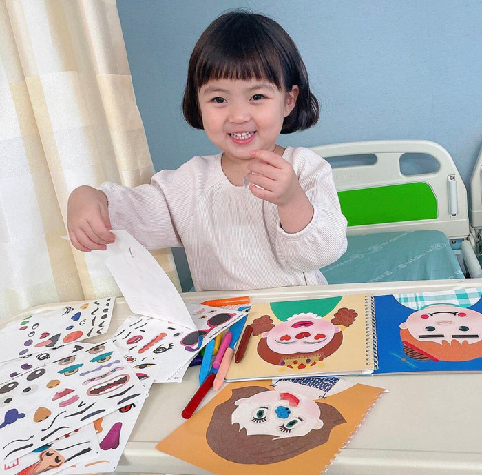 Cô bé rất thích vẽ tranh