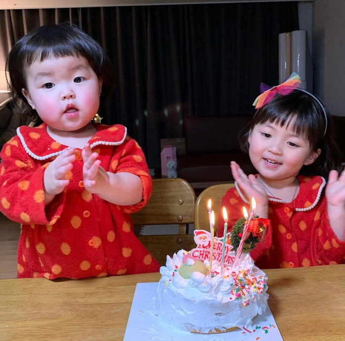 Bé gái 'thích ăn vạ' nổi như cồn khi chụp ảnh cùng bố mẹ, lộ profile khủng với cả triệu lượt theo dõi Ảnh 7