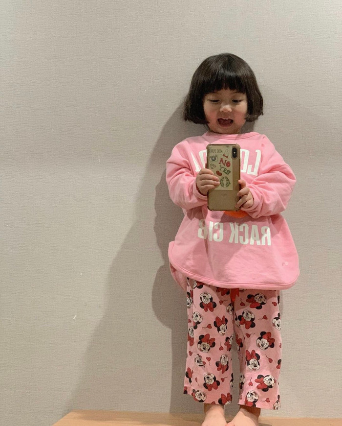 Bé đã lớn rồi và thích chụp ảnh selfie nè