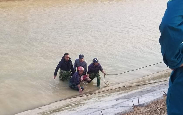 Tìm thấy bé trai rơi xuống sông, bên cạnh còn in dấu tay cào vào bê tông khi nạn nhân cố bò lên bất thành Ảnh 2