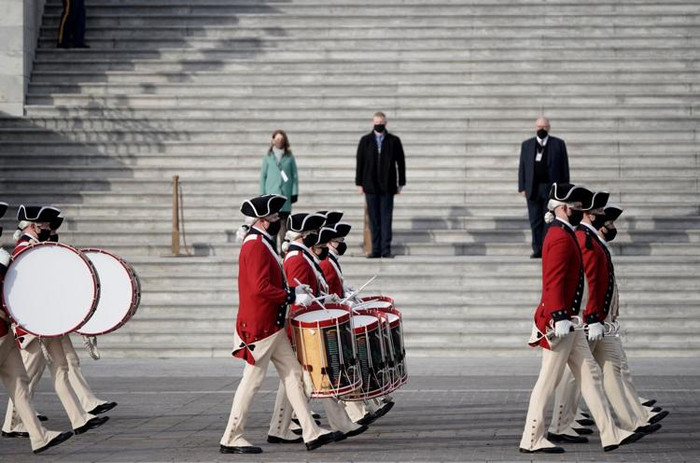 Quân đội Hoa Kỳ diễu hành trước Điện Capitol.