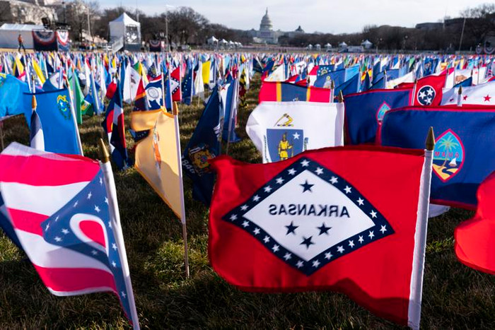 Bên cạnh quốc kỳ, các lá cờ hiệu của tiểu bang cũng xuất hiện tại National Mall.