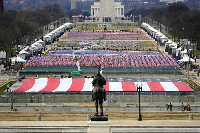 National Mall tràn ngập bóng cờ.