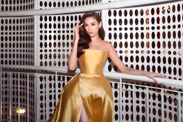 Võ Hoàng Yến đẹp lộng lẫy, ai ngờ đây là trang phục 'nước sôi' vào phút chót Ảnh 12