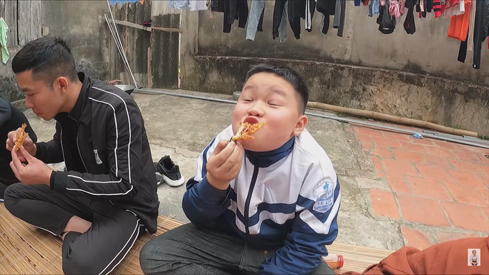 Nhìn thấy khuôn mặt thỏa mãn và hạnh phúc khi ăn của chàng là hiểu đồ ăn lần này bà Tân Vlog nấu rất ngon đấy nhé!