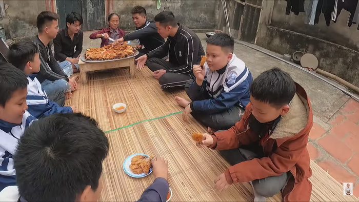 Nhìn đồ ăn đắm đuối