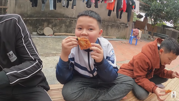 Cậu bé cấp 2 đang gây sốt trong video của bà Tân Vlog