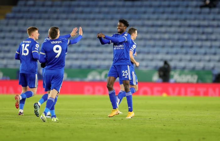 Leicester có chiến thắng 2-0 trước Chelsea để vươn lên ngôi đầu Ngoại hạng Anh.