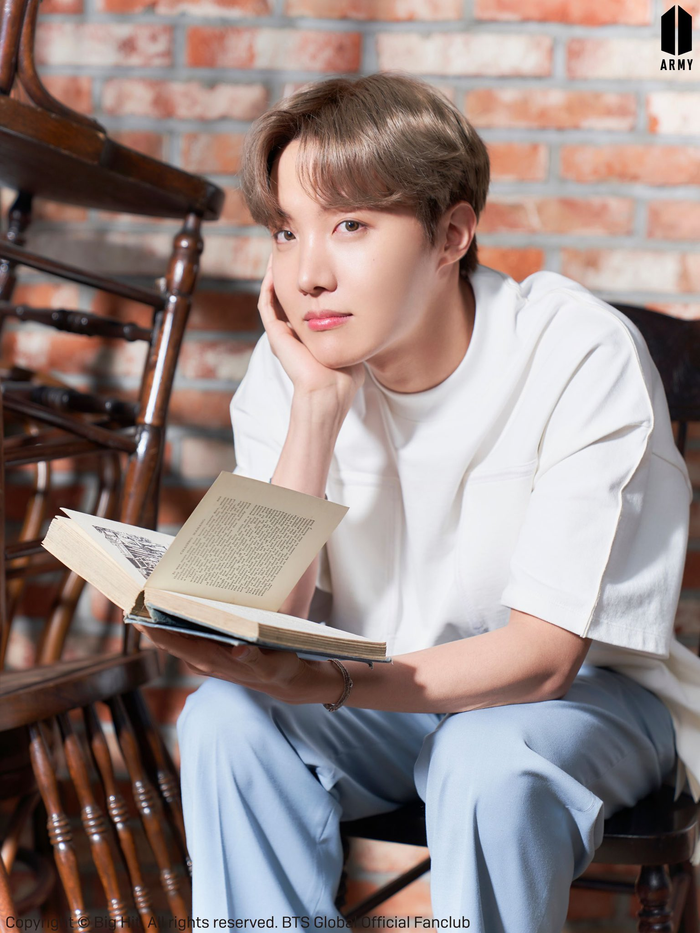 J-Hope gây ấn tượng với những ca khúc solo với phong cách Hip Hop làm chủ đạo.