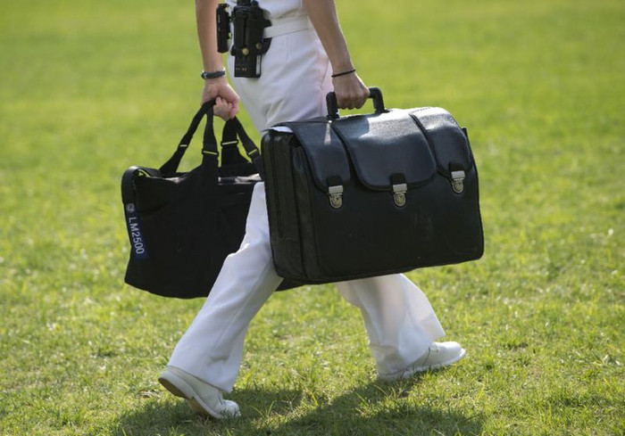 Chiếc vali hạt nhân của Tổng thống Mỹ không chứa nút chứa nút bấm hay mật mã để tự động kích hoạt vũ khí hạt nhân như trong các bộ phim thường thấy. (Ảnh: AP)