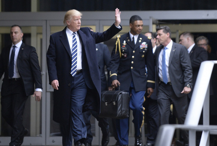 Tổng thống Donald Trump rời trụ sở CIA. Một trợ lý quân sự đi đằng sau ông đang mang theo một chiếc cặp màu đen được gọi là “Vali hạt nhân”. (Ảnh: Getty Images)