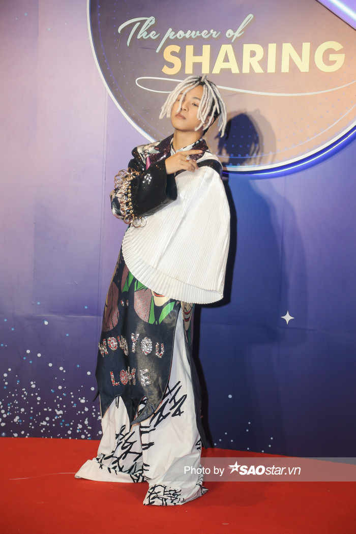 Rapper Weeza gây chú ý với set đồ độc đáo, sử dụng họa tiết graphic. 