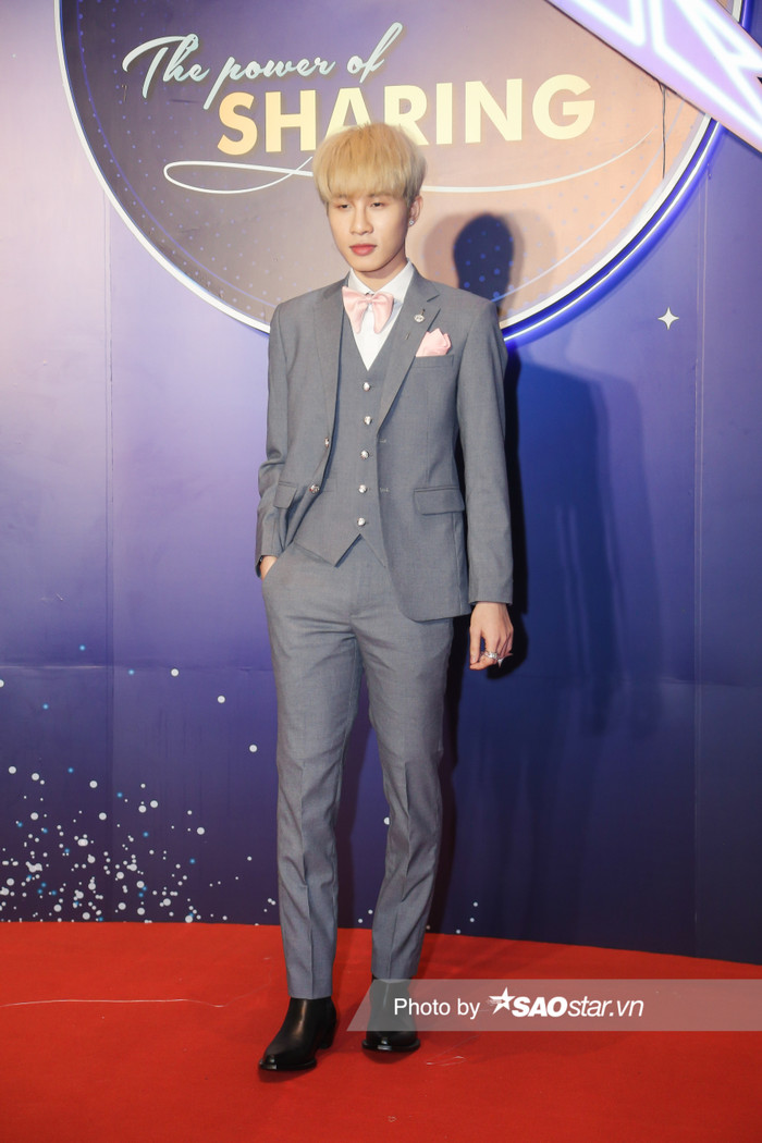 Jack thả dáng trong bộ suit xám đơn giản. 