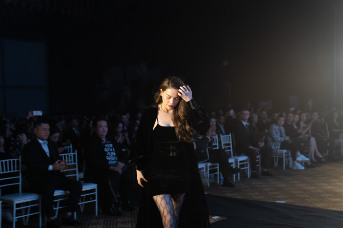 Hà Hồ đẹp mê hoặc mọi ánh nhìn với làn da trắng muốt