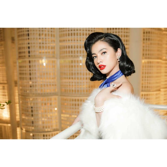 Người đẹp chọn cho mình makeup sắc sảo tone Tây kết hợp kiểu tóc uốn xoăn lọn như mỹ nhân Hollywood kinh điển Marilyn Monroe