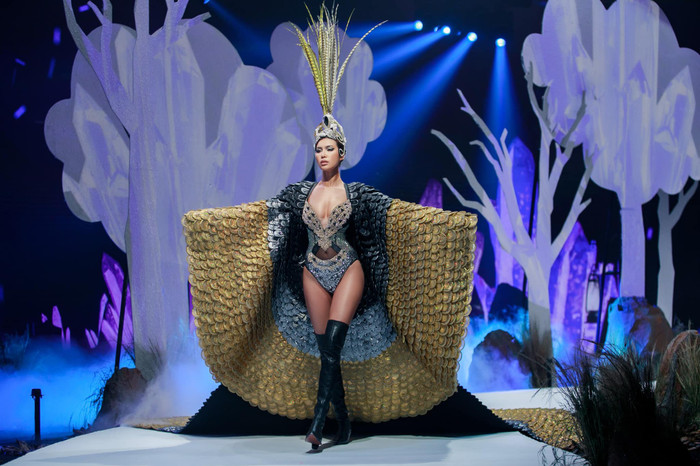 Nổi bật với vẻ ngoài quyến rũ, phong cách trình diễn gợi cảm, chỉ cần nhìn vào bước catwalk mạnh mẽ, điêu luyện, người hâm mộ đã nhận ra ngay: 'Đó chính là Minh Tú'.