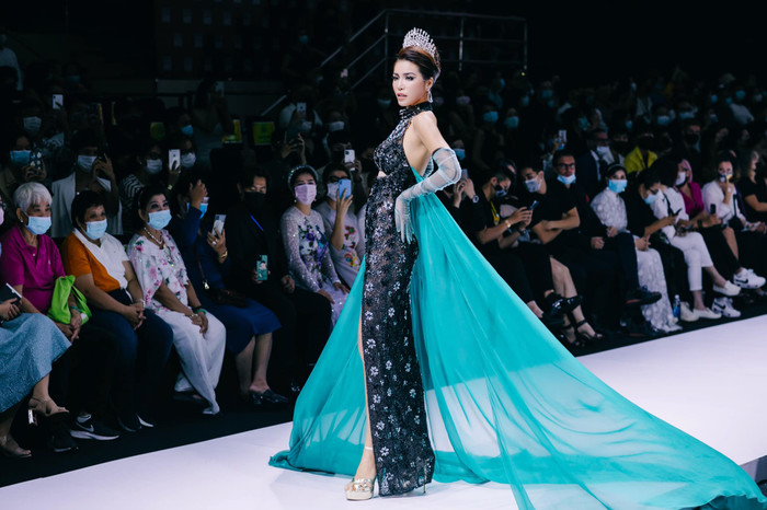 Trở về sau 5 tháng mắc kẹt tại Bali, Indonesia vì dịch Covid-19, siêu mẫu - hoa hậu Minh Tú liên tục khuấy đảo sàn catwalk với nhiều phong cách khác nhau.
