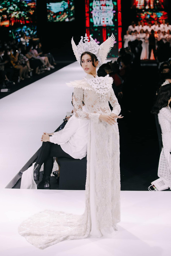 Tuy vậy, Hoa hậu Siêu quốc gia châu Á 2018 không hề bị đóng khung trong nét quyến rũ mà cả khi trình diễn áo dài, Vedette 9x vẫn khiến người hâm mộ hết lời khen ngợi.