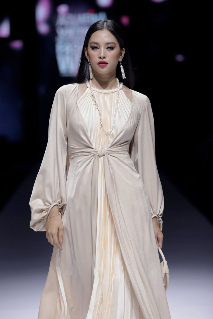 Sở hữu vẻ đẹp vừa dịu dàng vừa hiện đại, Tiểu Vy cuốn hút người mộ điệu thời trang qua những màn diễn Vedette, First Face đầy thần thái.