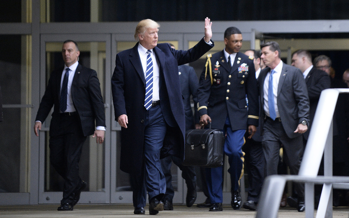 Ông Trump không dự lễ nhậm chức, làm sao chuyển giao vali hạt nhân cho ông Biden? Ảnh 2